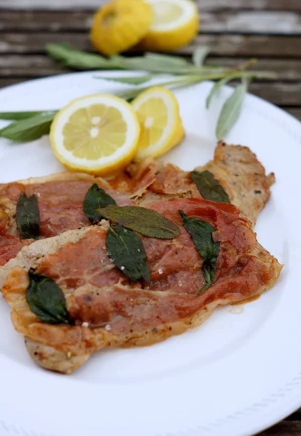 Saltimbocca alla Romana mit Parmaschinken, Salbei und Zitrone
